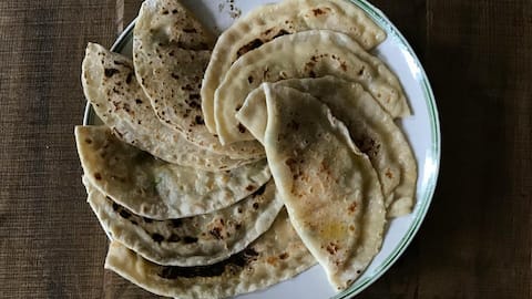 सुबह के नाश्ते में बासी रोटी खाने से ब्लड शुगर होगा नियंत्रित, मिलेंगे ये अन्य फायदे
