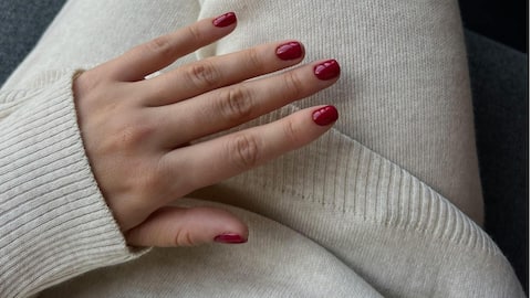 सर्दी के मौसम में आप चुन सकती हैं इन रंगों वाली नेल पॉलिश, हाथ लगेंगे सुंदर 