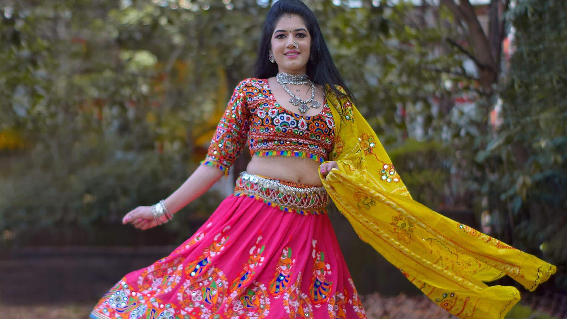 नवरात्रि में डांडिया खेलने जाएं तो चनिया चोली के साथ इन 6 गहनों को करें स्टाइल