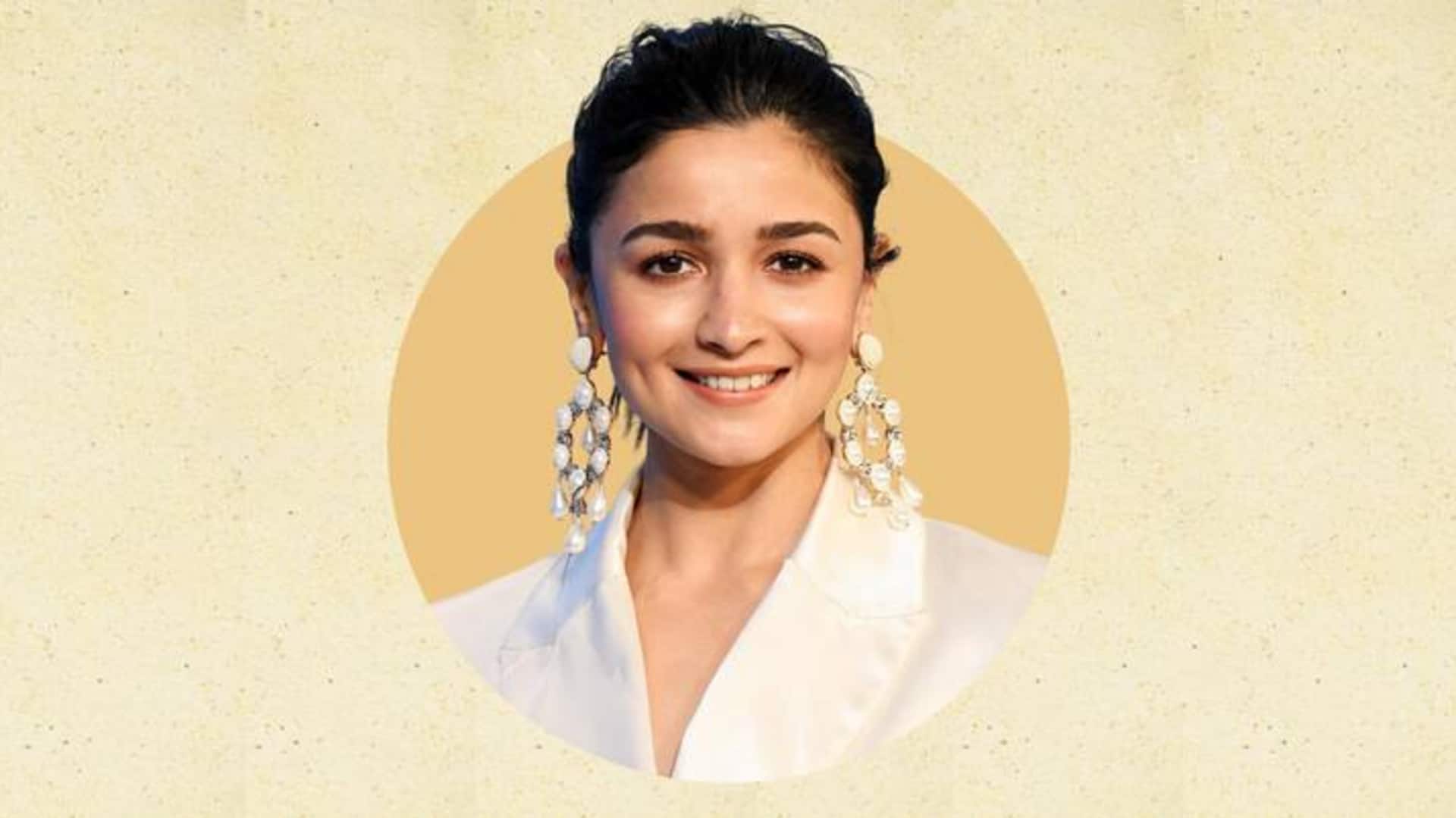 आलिया भट्ट ने रखा कान्स फिल्म फेस्टिवल में कदम, लुक देख दिल हार बैठे प्रशंसक आलिया भट्ट ने रखा कान्स फिल्म फेस्टिवल में कदम, लुक देख दिल हार बैठे प्रशंसक
