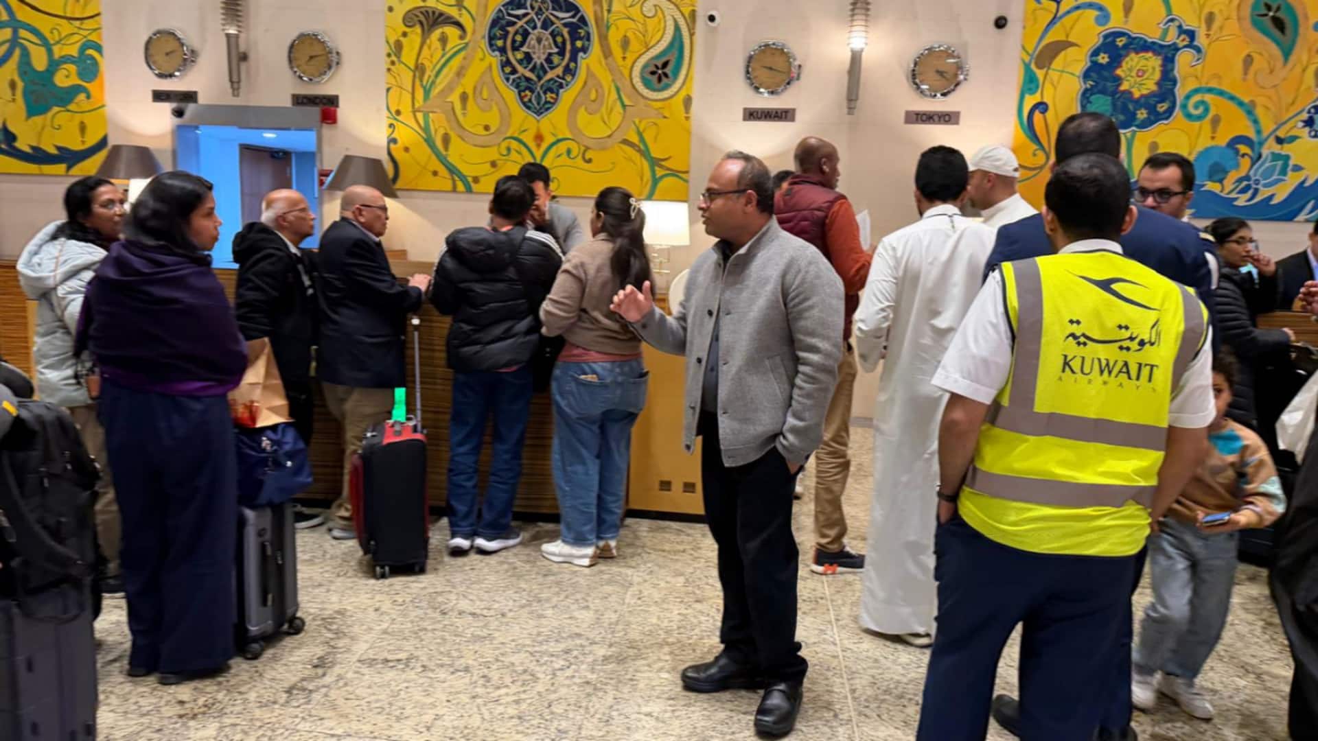 भारत से मध्य-पूर्व जाने वाली 400 उड़ानें रद्द, खामेनेई की मौत के बाद श्रीनगर में प्रदर्शन