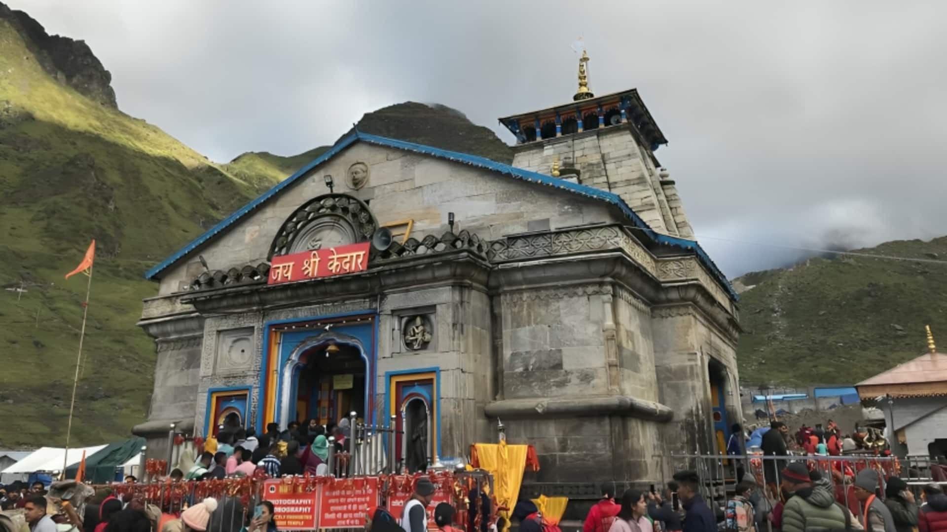 उत्तराखंड में भारी बारिश की वजह से केदारनाथ यात्रा रोकी गई, सोनप्रयाग-गौरीकुंड में फंसे यात्री उत्तराखंड में भारी बारिश की वजह से केदारनाथ यात्रा रोकी गई, सोनप्रयाग-गौरीकुंड में फंसे यात्री