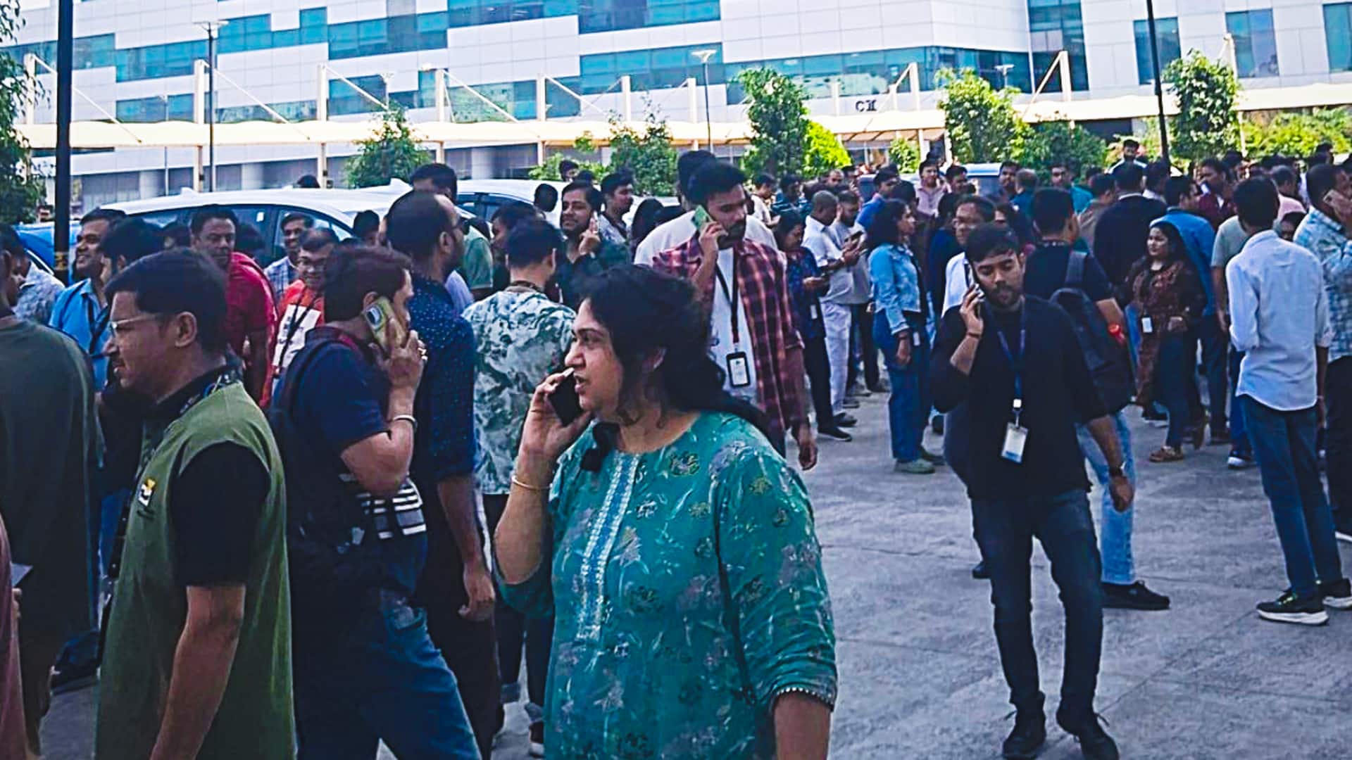 पश्चिम बंगाल में कोलकाता समेत कई जिलों में भूकंप के जोरदार झटके, बाहर भागे लोग