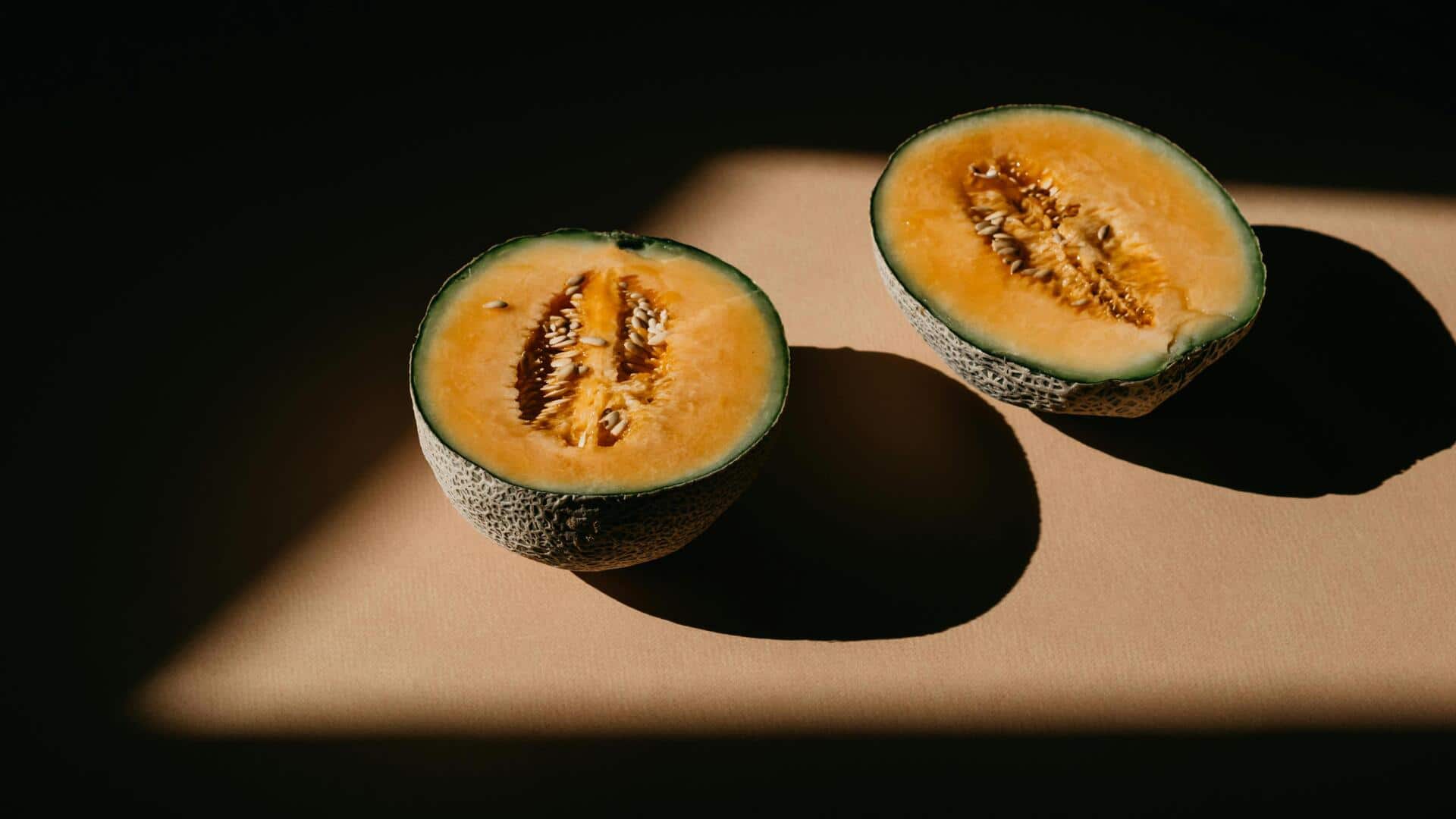 गर्मियों में त्वचा के लिए बहुत फायदेमंद होते हैं ये 5 फल, डाइट में करें शामिल