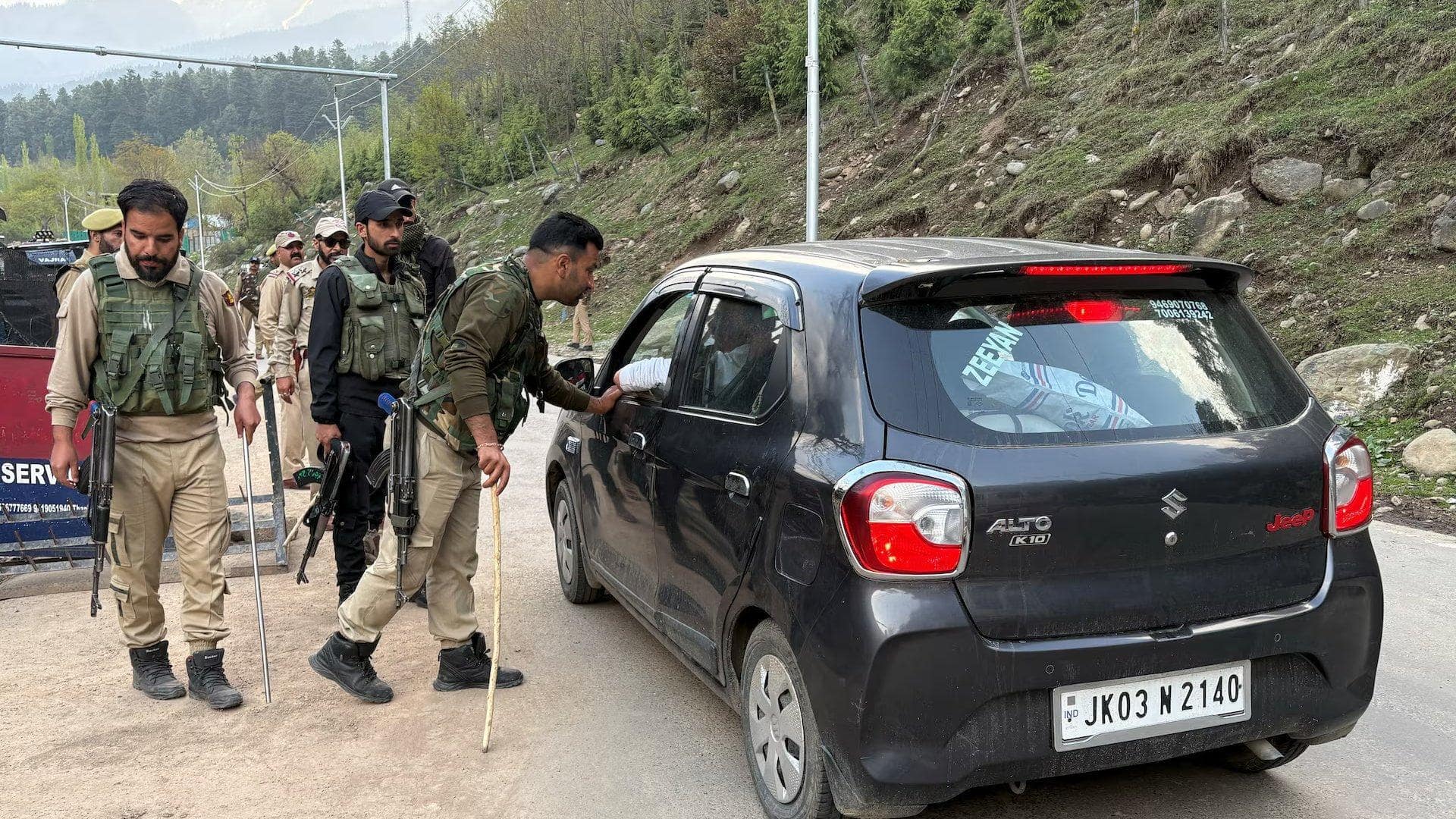 जम्मू-कश्मीर के पहलगाम में आतंकी हमले के बाद गोवा के 50 पर्यटक श्रीनगर में फंसे जम्मू-कश्मीर के पहलगाम में आतंकी हमले के बाद गोवा के 50 पर्यटक श्रीनगर में फंसे