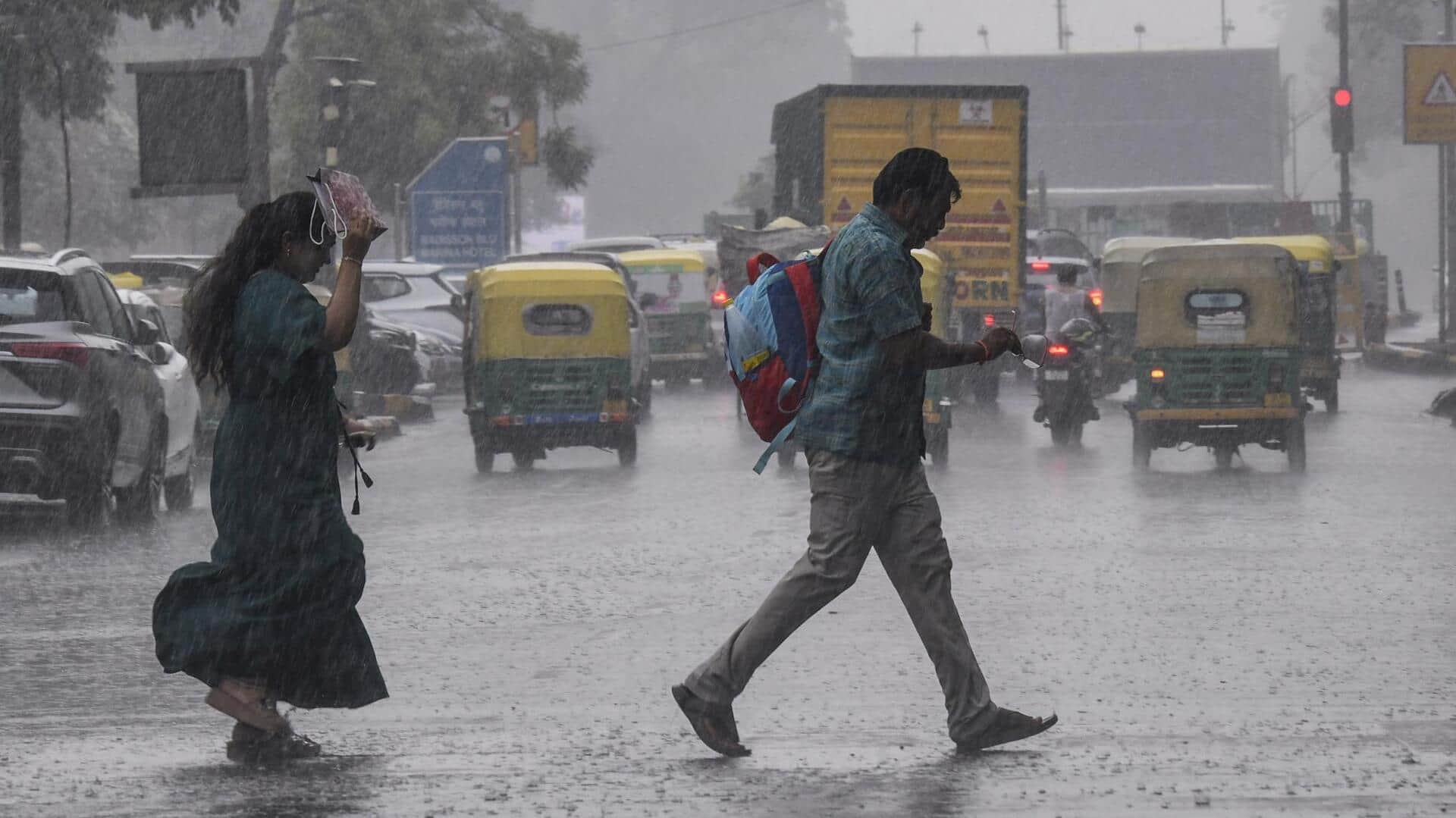 दिल्ली में भारी बारिश की संभावना को देखते हुए रेड अलर्ट जारी