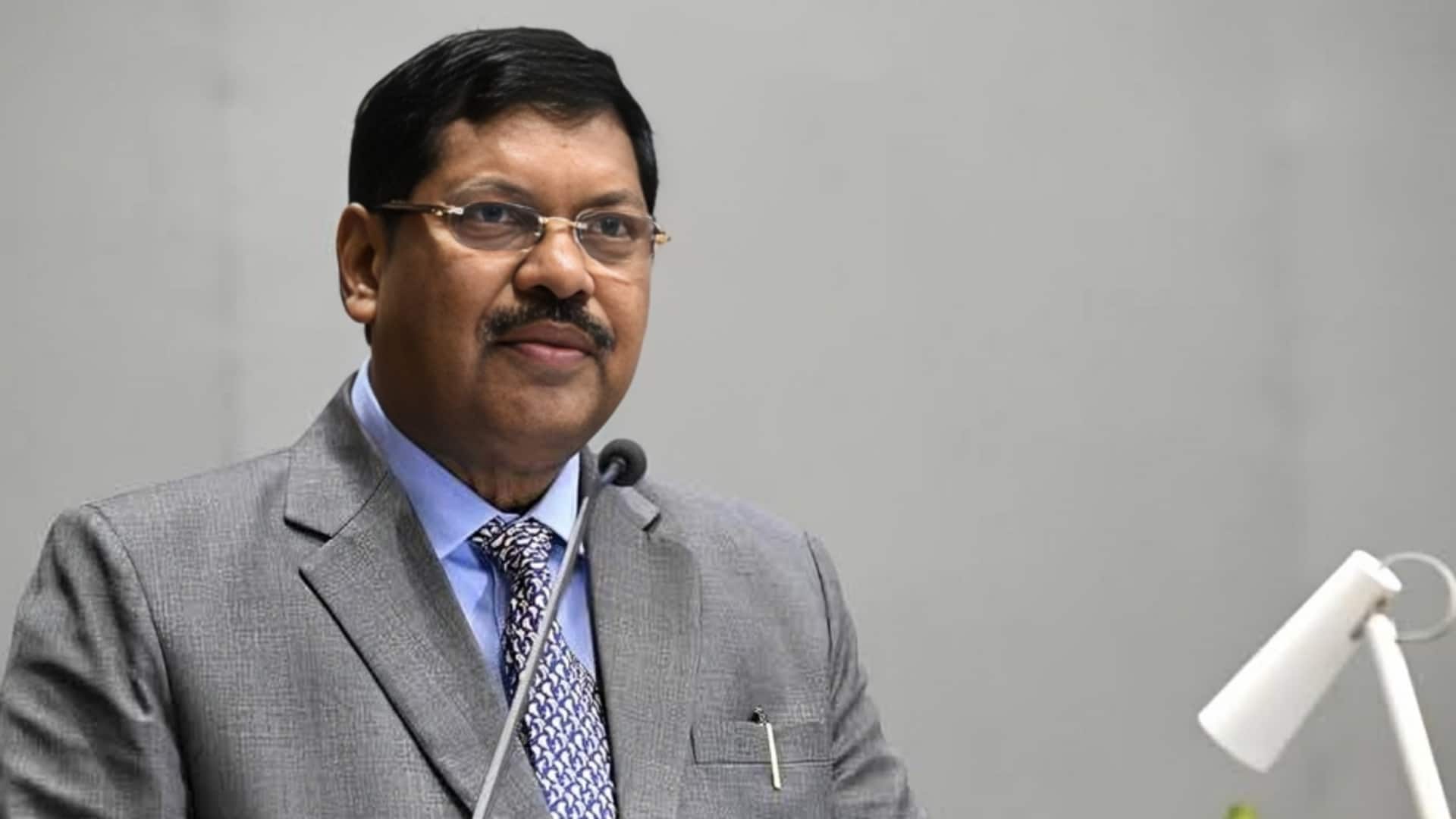 सुप्रीम कोर्ट में एक वकील ने CJI बीआर गवई पर जूता फेंकने की कोशिश की