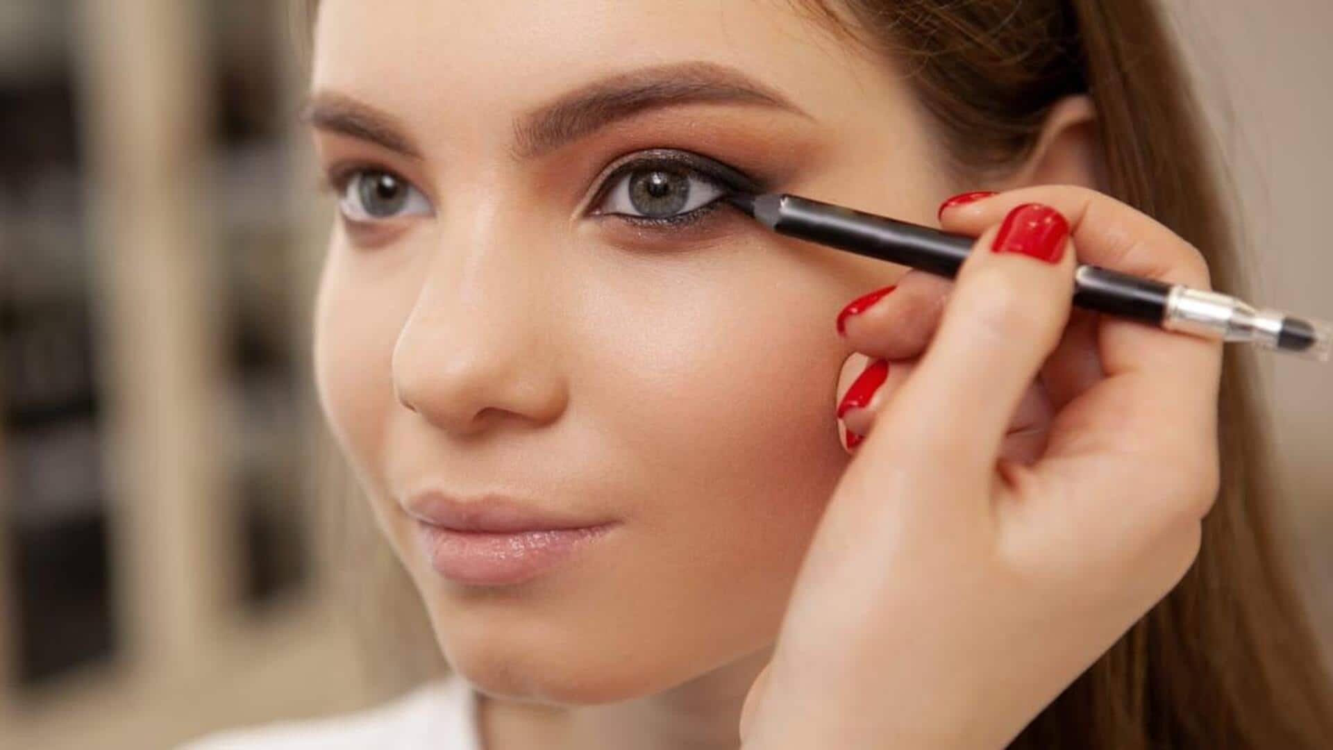 आंखों को बड़ा दिखाने के लिए सही तरीके से लगाएं काजल, आजमाएं ये तरीके