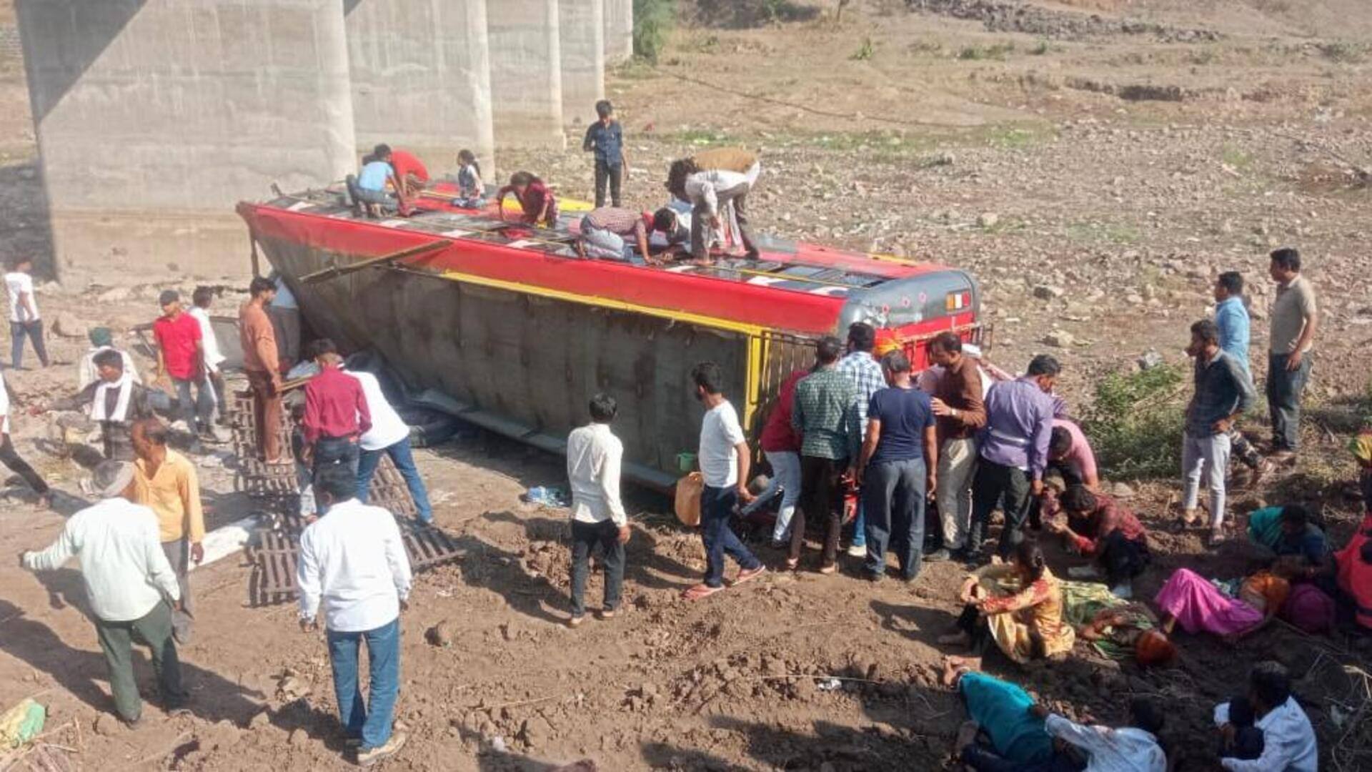 मध्य प्रदेश: खरगौन में पुल तोड़कर 40 फुट नीचे गिरी बस, 15 यात्रियों की मौत