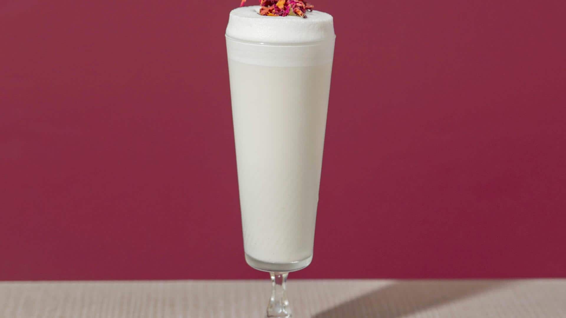 अपने खान-पान में इन तरीकों से शामिल करें गुलाब जल, देगा बेहतरीन स्वाद