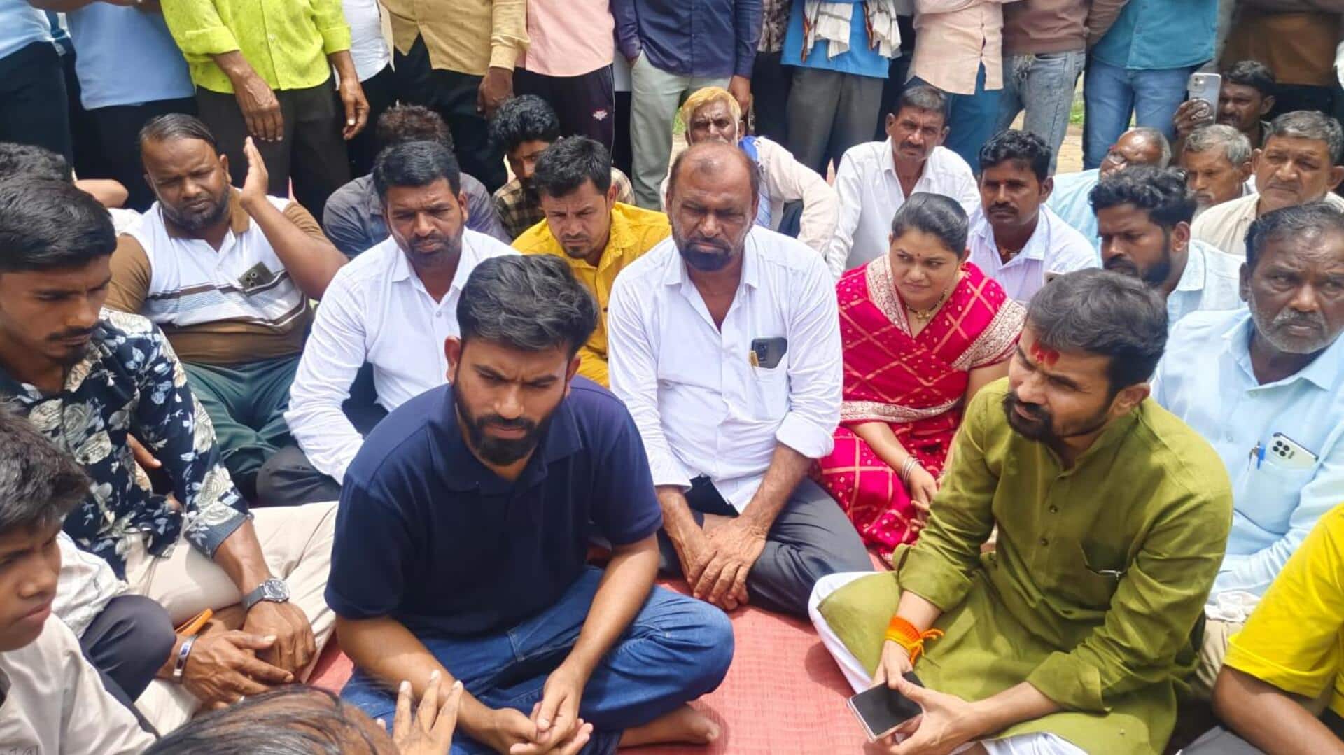 महाराष्ट्र के हिंगोली में सरकारी स्कूल के सामने अभिजीत दिपके का धरना, ये है मांग