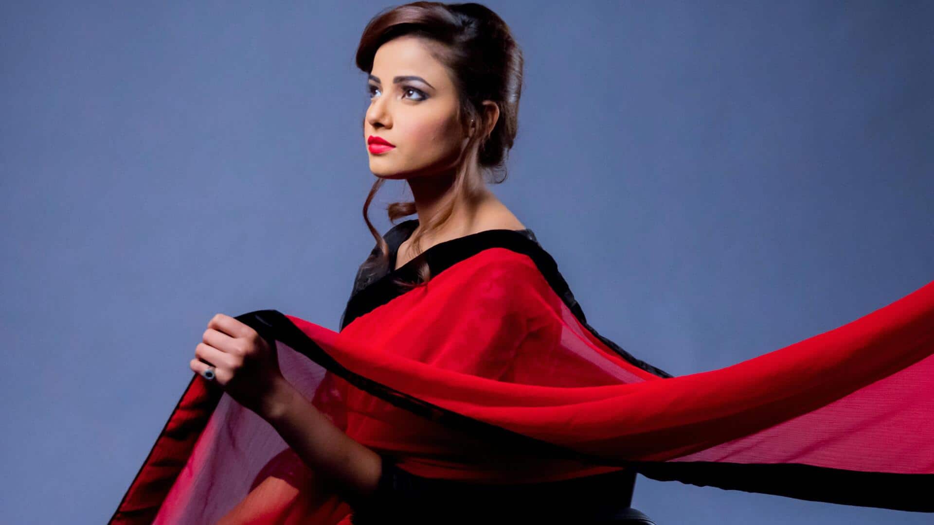 दादी की पुरानी साड़ी को इन 5 तरीकों से दें नया लुक, लगेंगी बेहद खूबसूरत