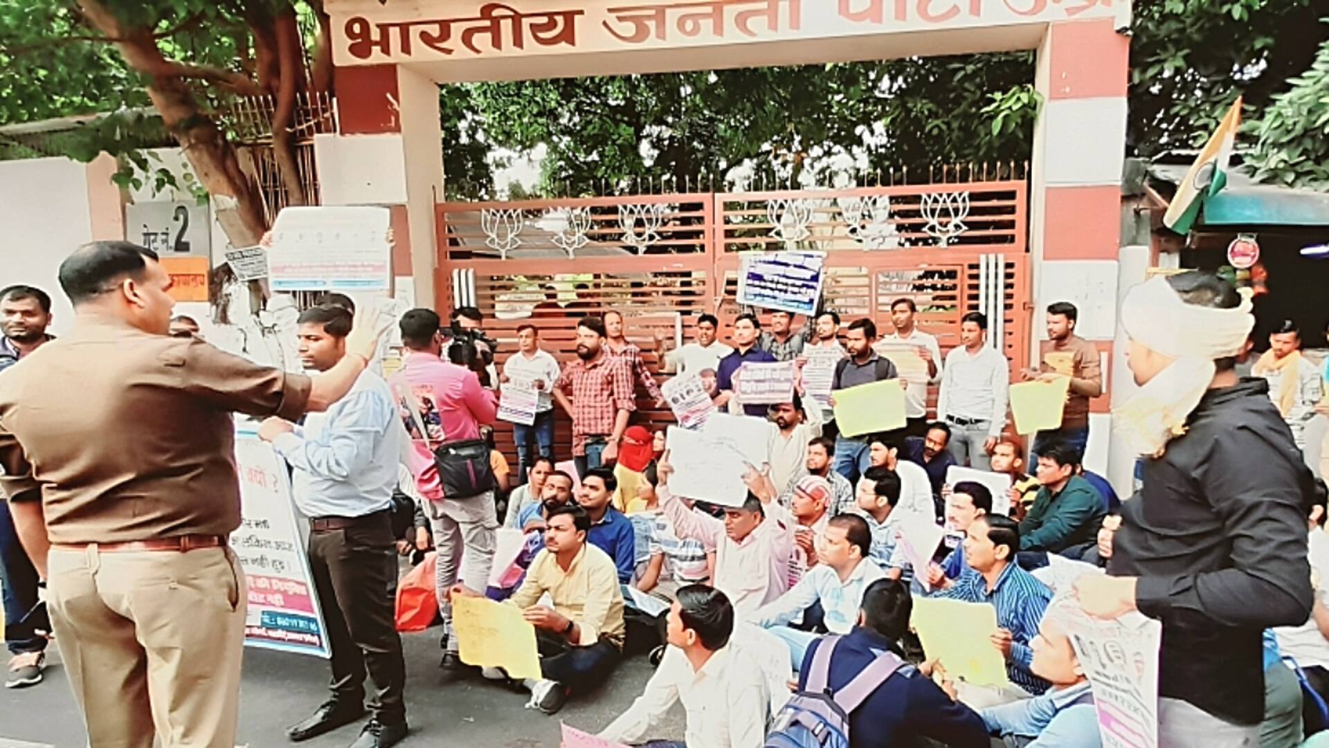 शिक्षक भर्ती: लखनऊ में अभ्यर्थियों ने भाजपा कार्यालय घेरा, बोले- वोट लेते हैं, हक नहीं देते