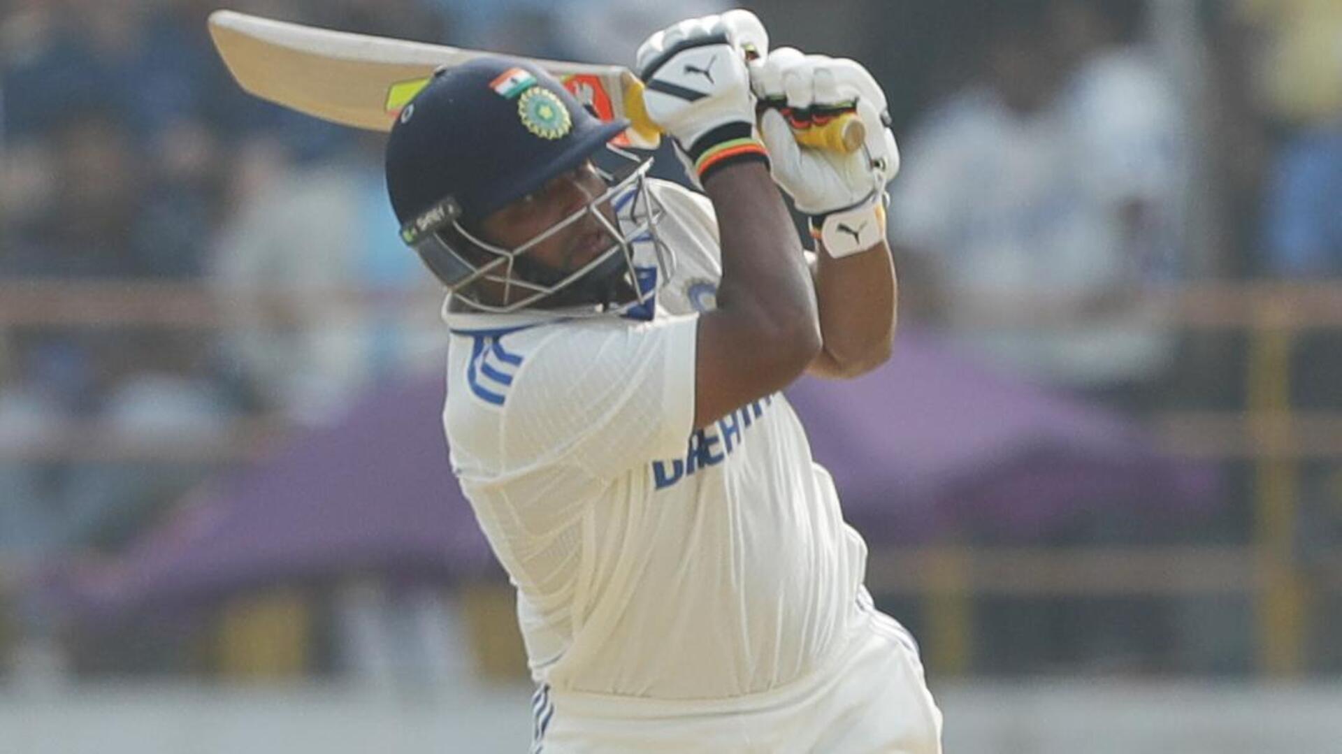 भारत बनाम इंग्लैंड: सरफराज खान ने अपनी डेब्यू टेस्ट पारी में जड़ा अर्धशतक, जानिए आंकड़े