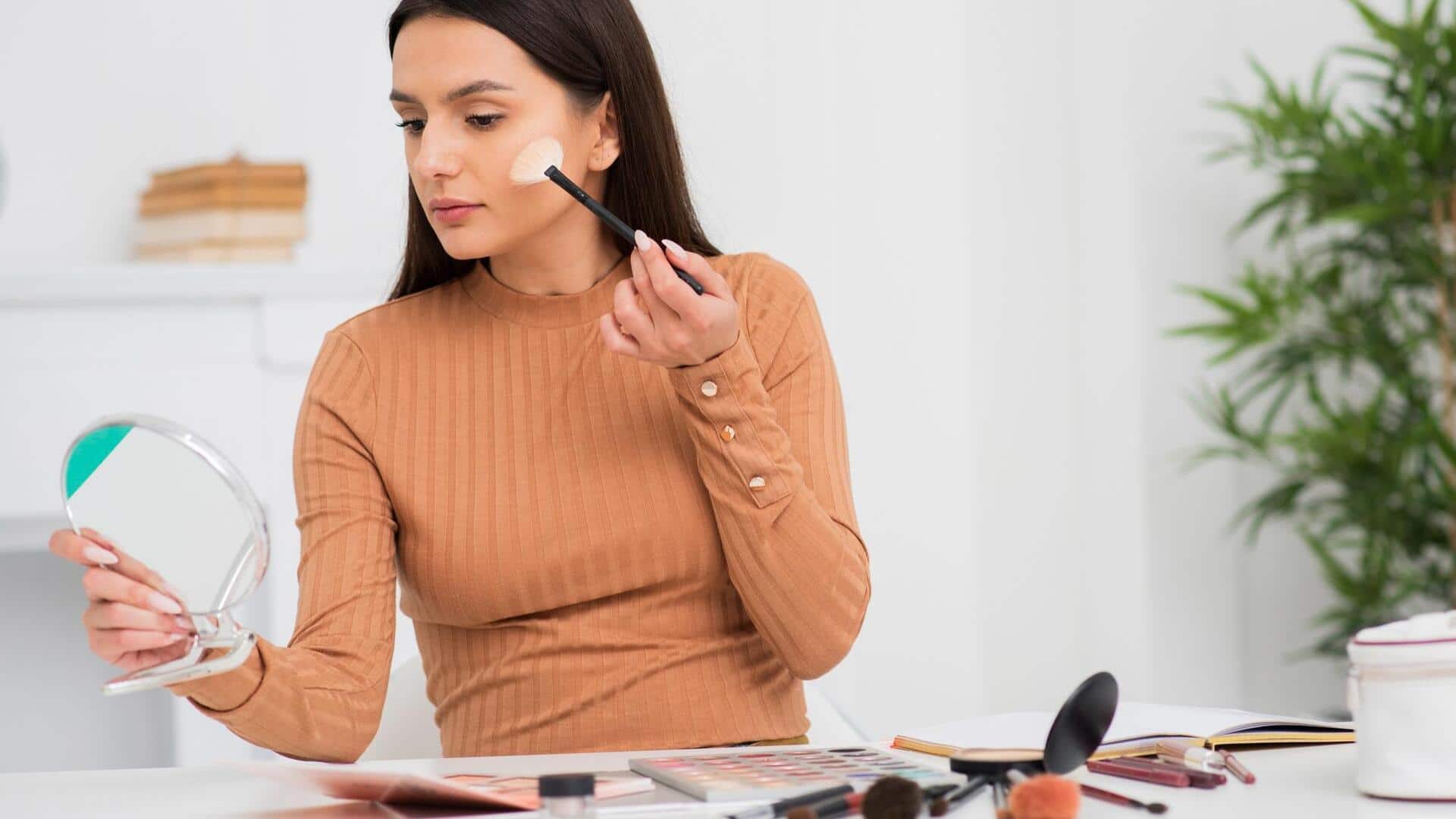 गर्मियों के दौरान पसीने से नहीं बहेगा आपका मेकअप, बस अपना लें ये 5 सुझाव