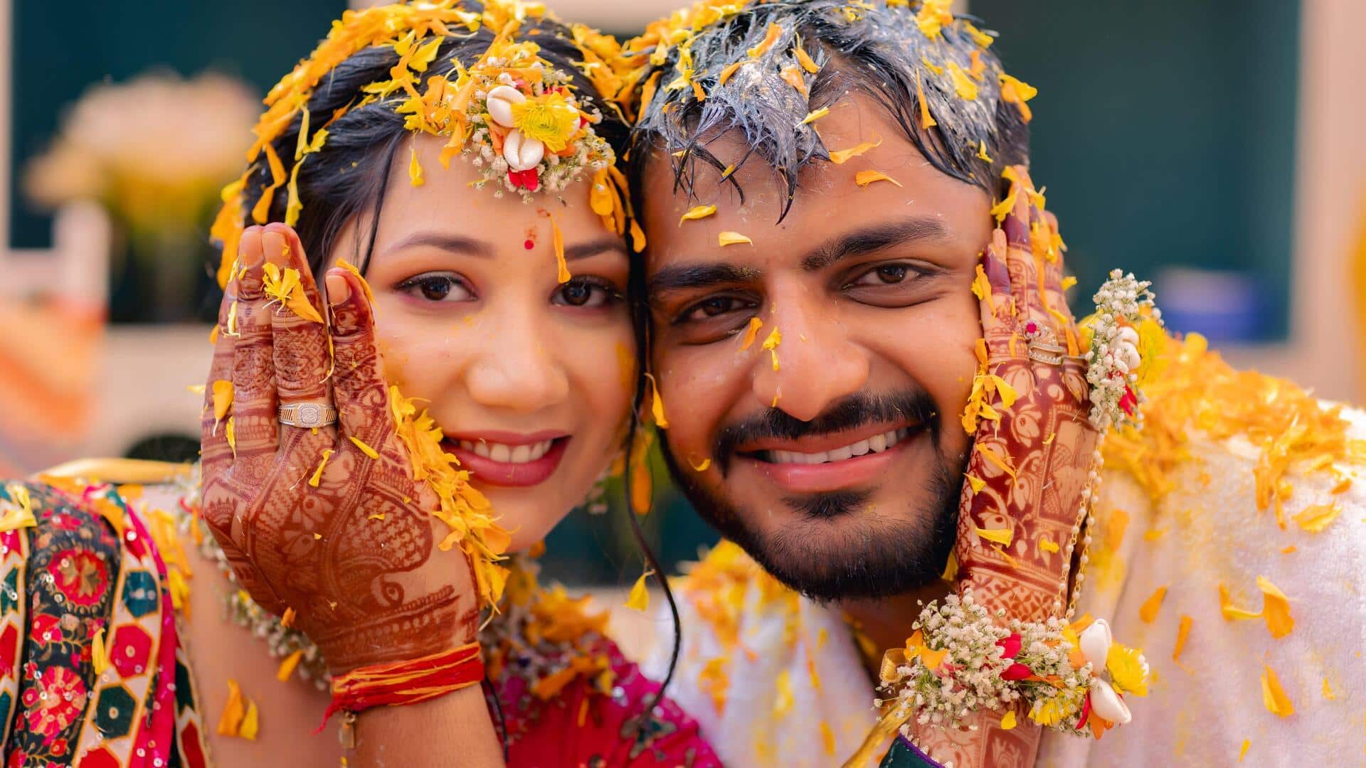 भव्य समारोहों की जगह छोटी और निजी शादियों को क्यों चुनने लगे हैं भारतीय?