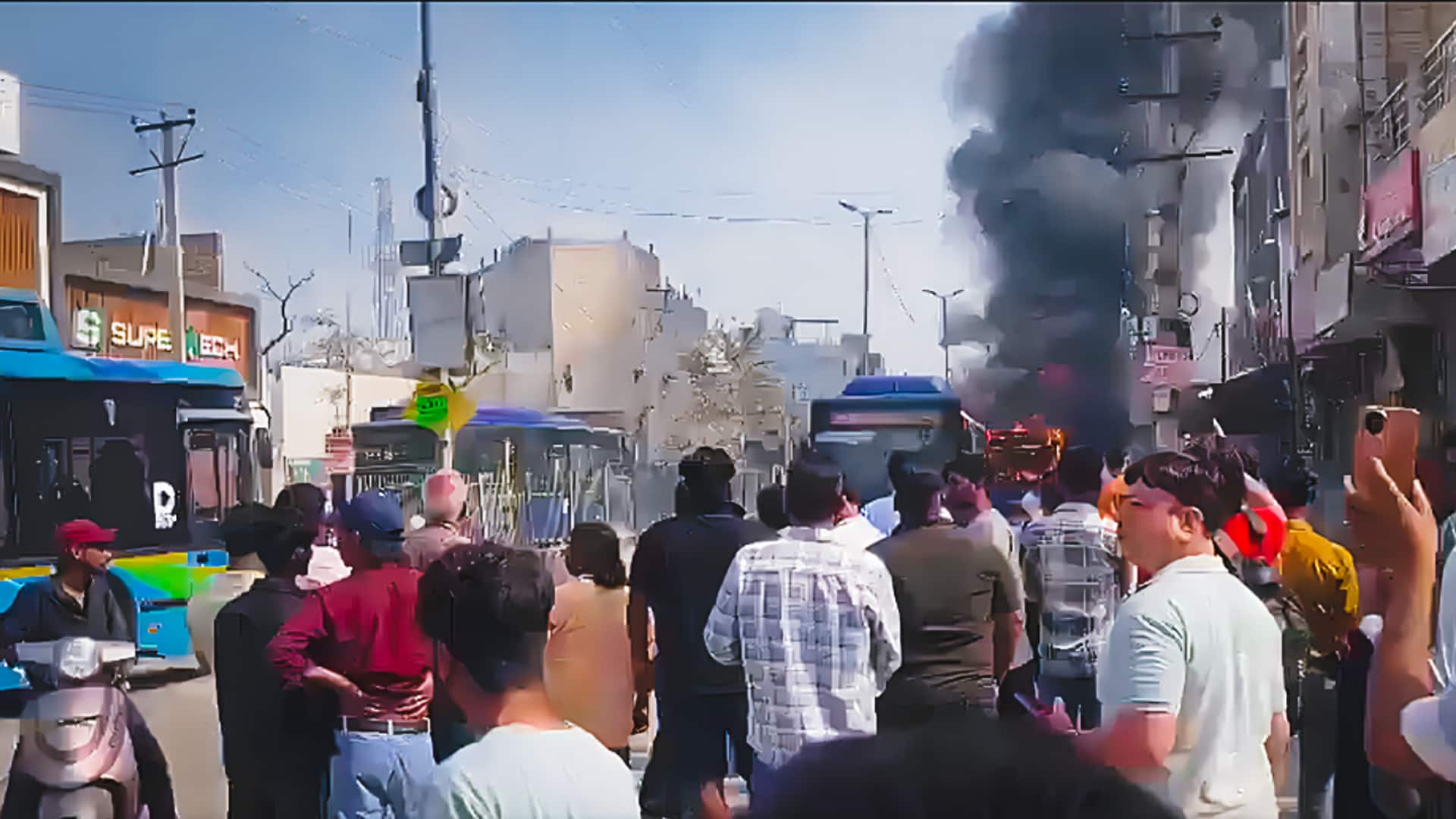 दिल्ली में DTC बस ने राहगिरों को कुचला, गुस्साई भीड़ ने बस में आग लगाई