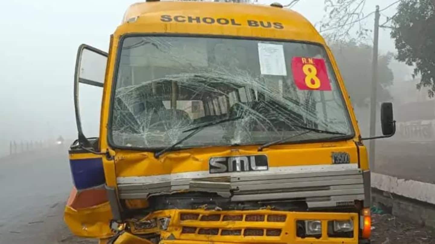 दिल्ली-लखनऊ हाईवे पर स्कूल बस में सामने से भिड़ी ट्रक, 12 बच्चे घायल