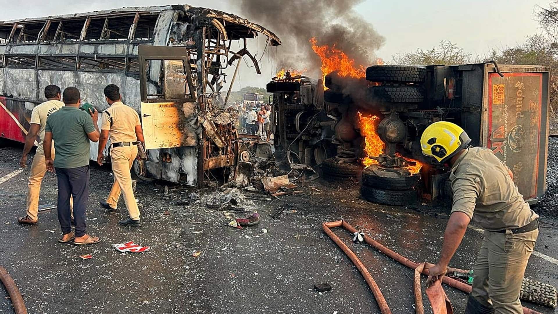 आंध्र प्रदेश: ट्रक से टकराने के बाद बस में लगी आग, 13 यात्री जिंदा जले