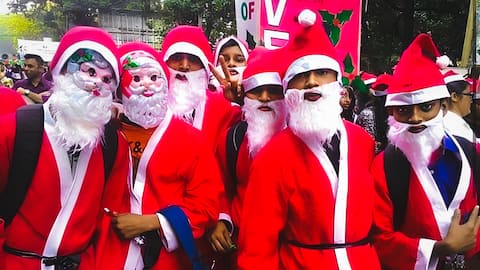 ओडिशा में सड़क किनारे सेंटा क्लॉज की टोपी बेच रहे लोगों को खदेड़ा