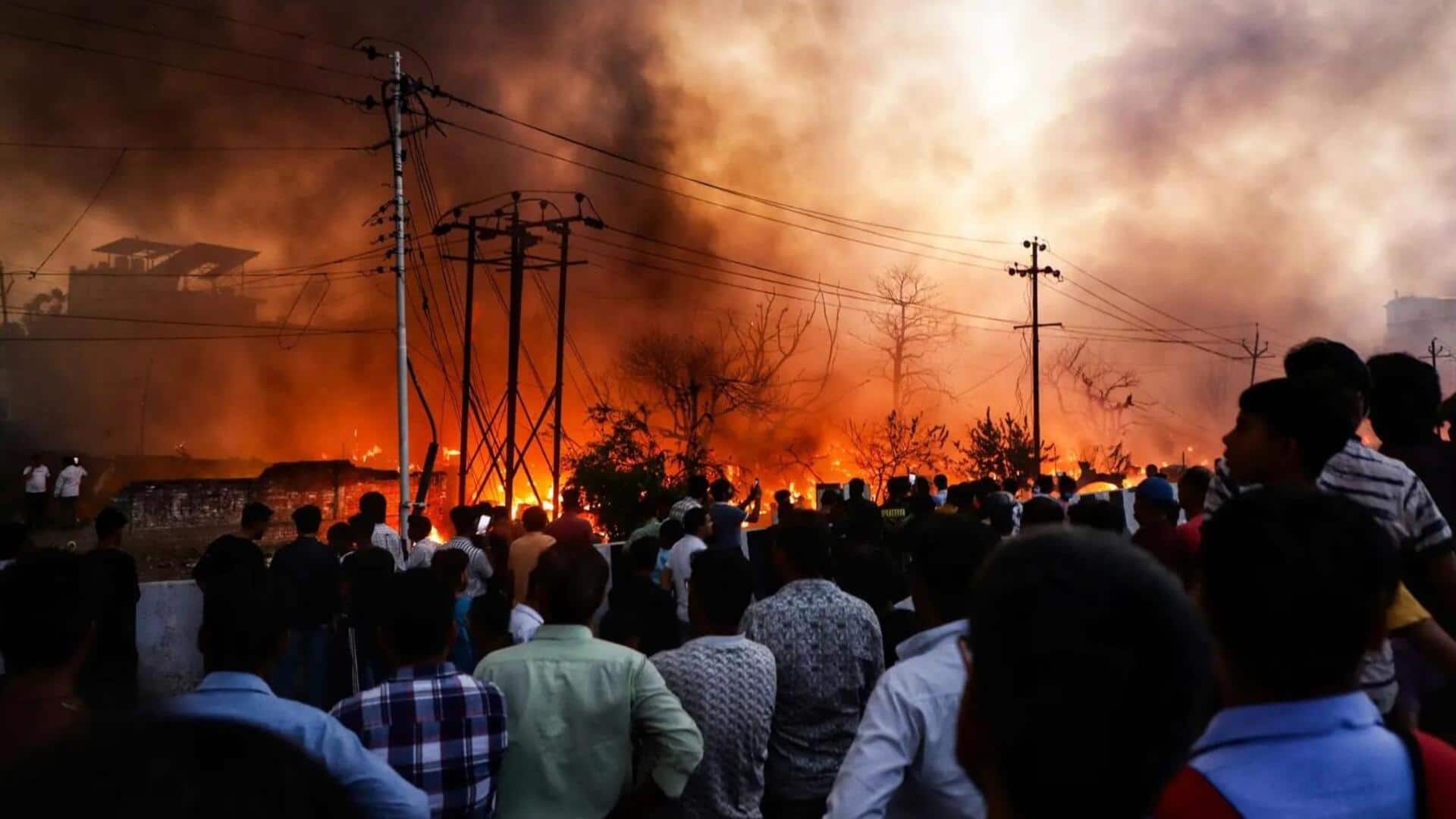 लखनऊ: झुग्गी-झोपड़ी में भीषण आग, 100 से अधिक सिलेंडर फटे, मवेशी जले और कई बच्चे गायब 