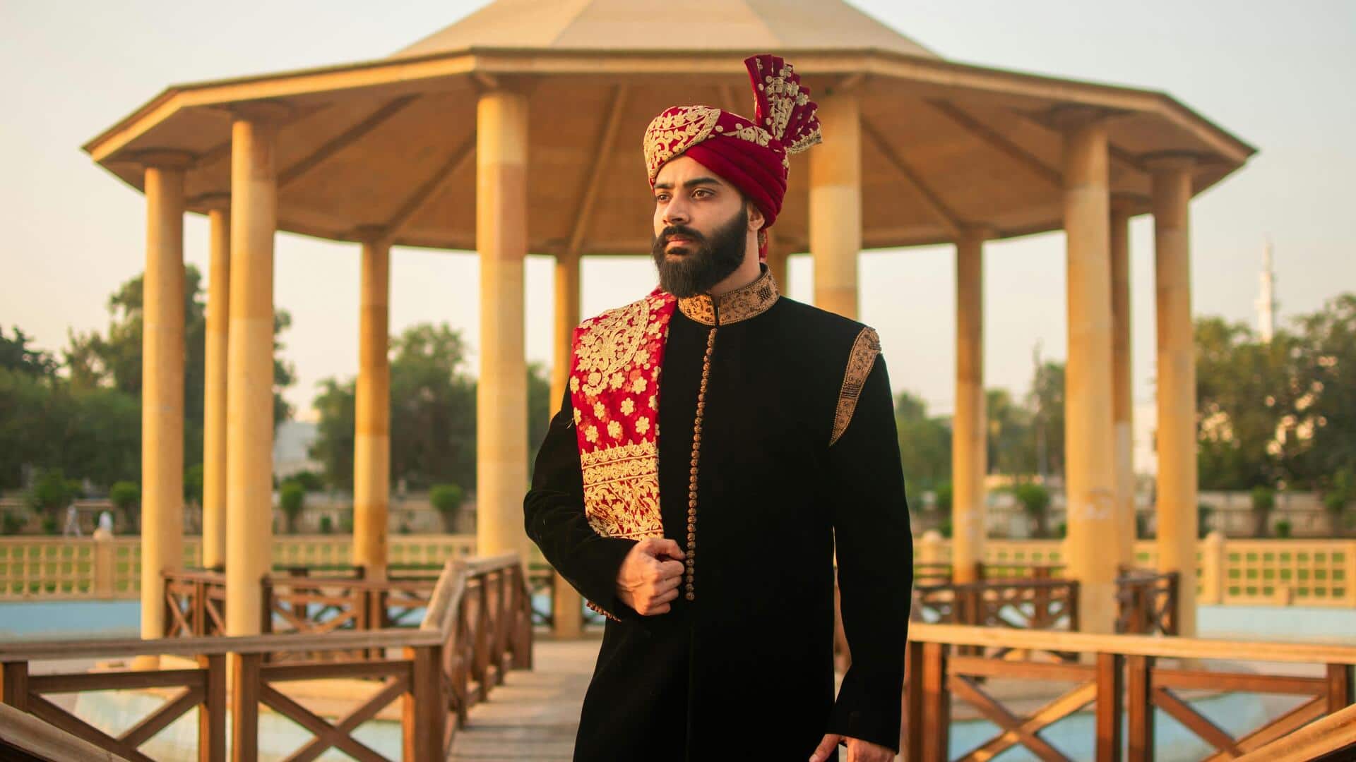 पुरुष शेरवानी खरीदते समय इन 5 बातों का रखें खास ध्यान, होगा सही चयन