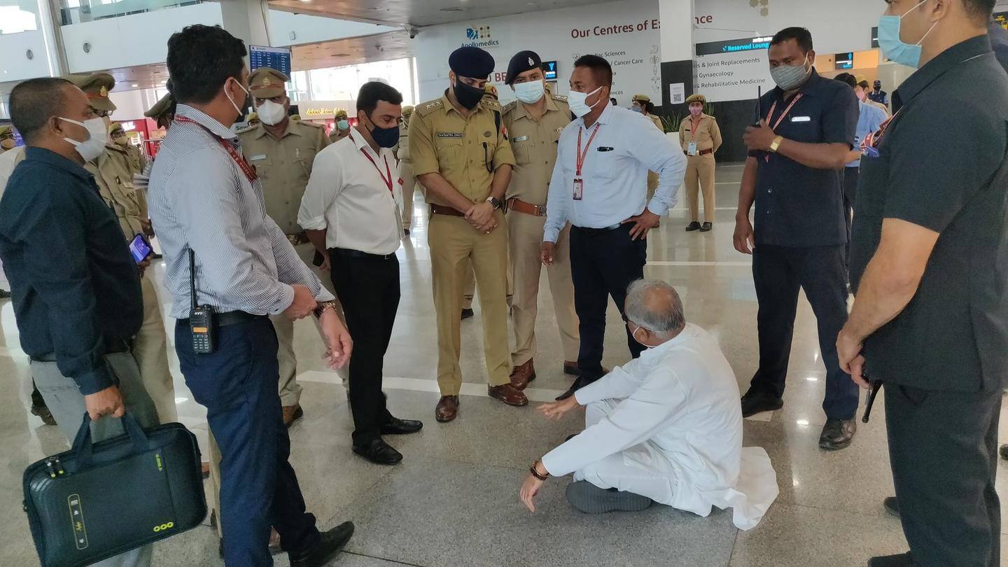 मुख्यमंत्री भूपेश बघेल को हवाई अड्डे पर रोका मुख्यमंत्री भूपेश बघेल को हवाई अड्डे पर रोका