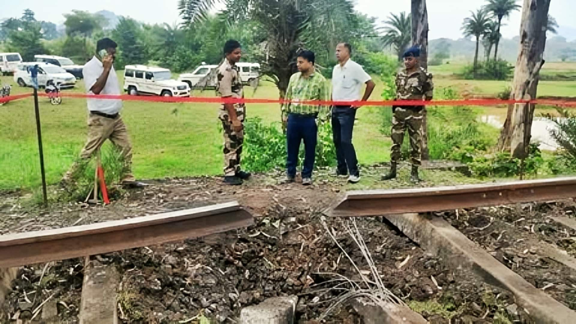 झारखंड के साहिबगंज में बदमाशों ने बम से उड़ाई रेलवे की पटरी, बड़ी साजिश का शक