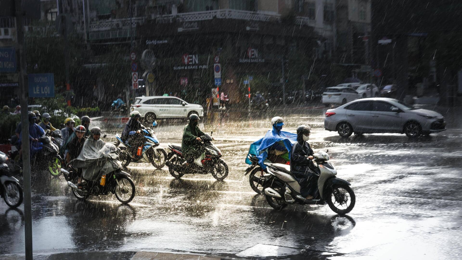 बारिश के दौरान बाइक से यात्रा करते हैं? इन बातों का रखें खास ध्यान