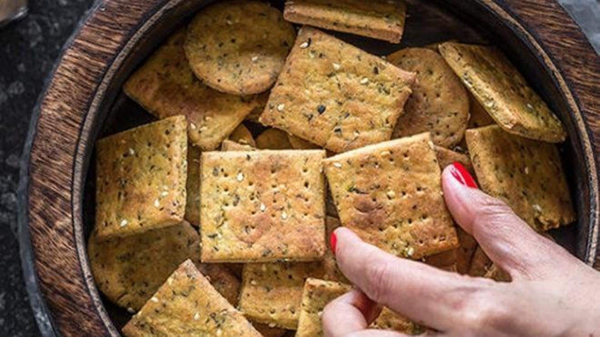 स्नैक्स के तौर पर खाएं बेक्ड मेथी मठरी, जानिए इसकी रेसिपी