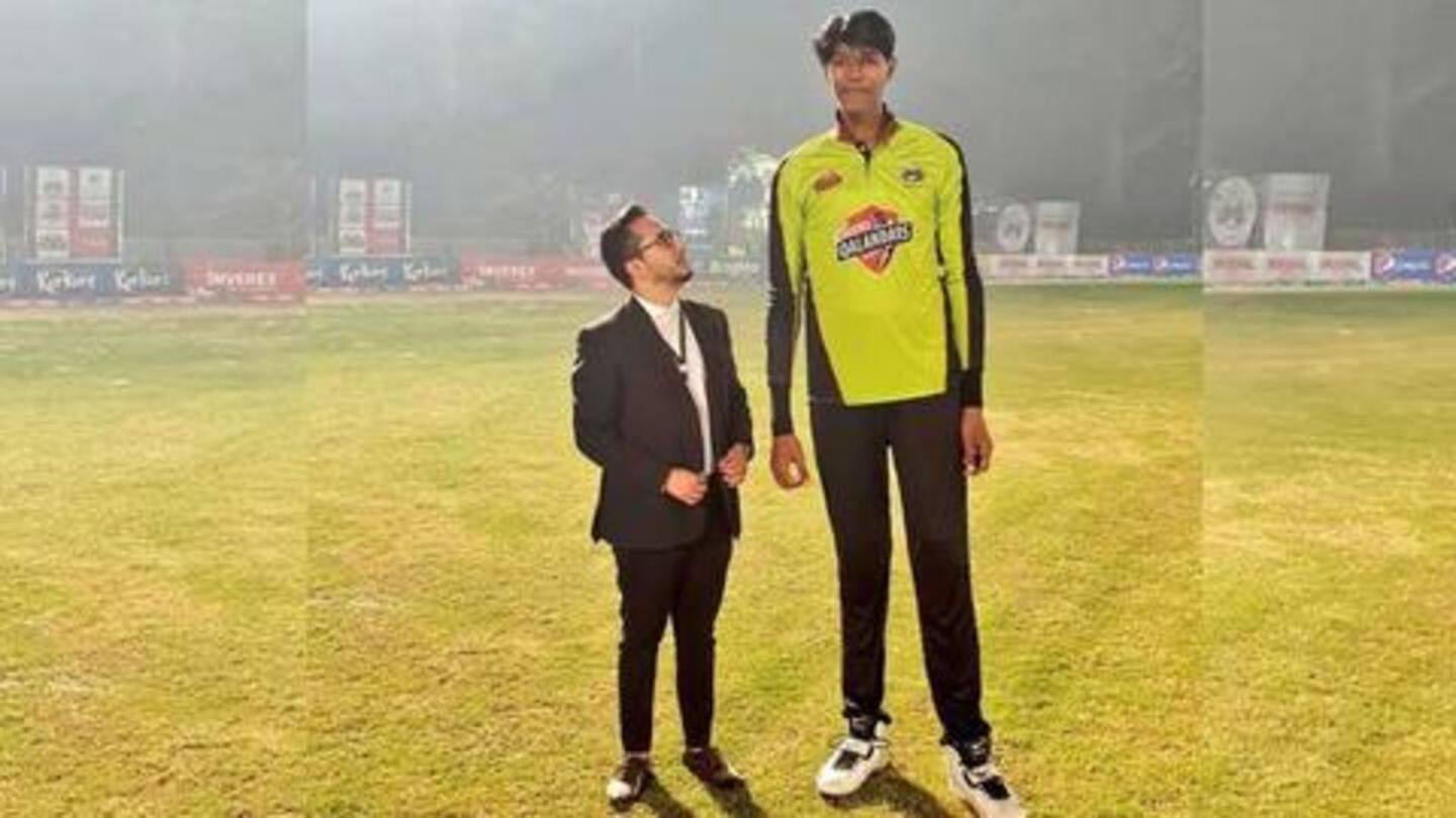 पाकिस्तान का ये गेंदबाज़ है दुनिया का सबसे लंबा क्रिकेटर, कद जानकर हो जाएंगे हैरान