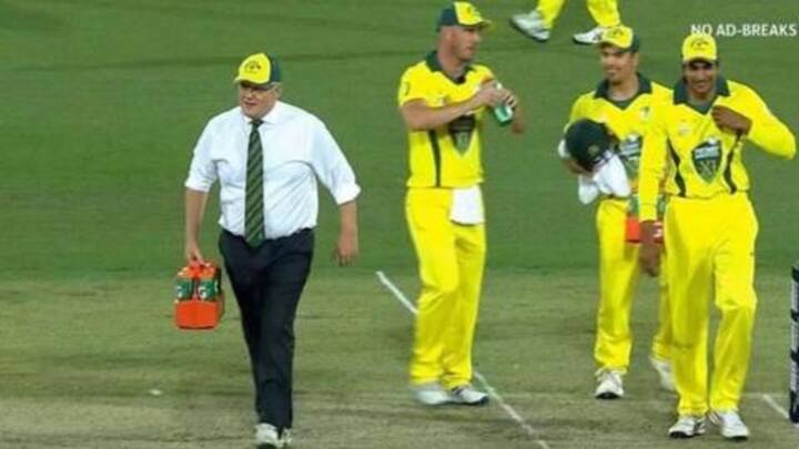 श्रीलंका के खिलाफ मैच में खिलाड़ियों को पानी पिलाने पहुंचे ऑस्ट्रेलियाई प्रधानमंत्री, देखें तस्वीरें