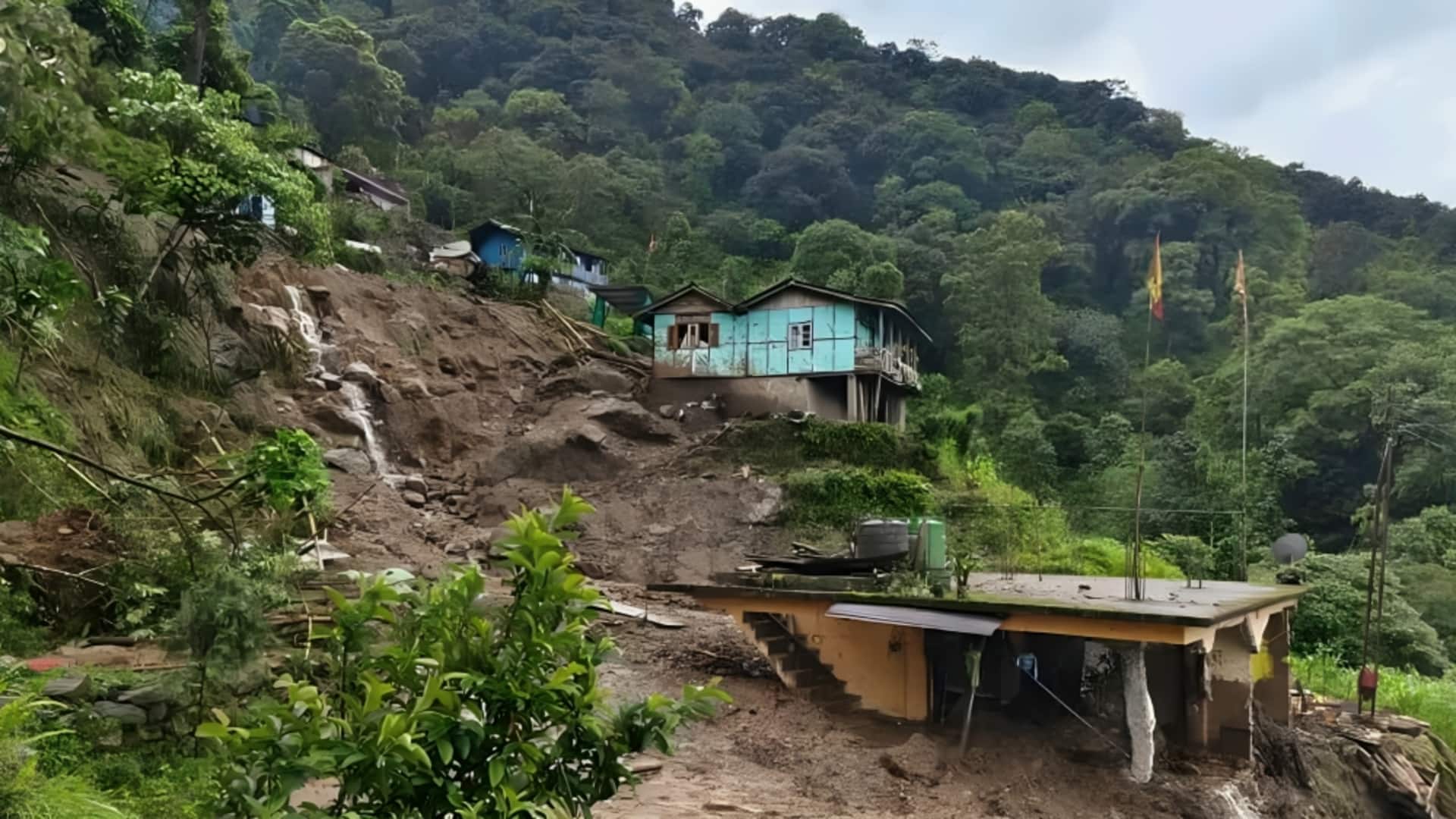 सिक्किम में भारी बारिश के कारण हुआ भूस्खलन, 4 लोगों की मौत और कई लापता