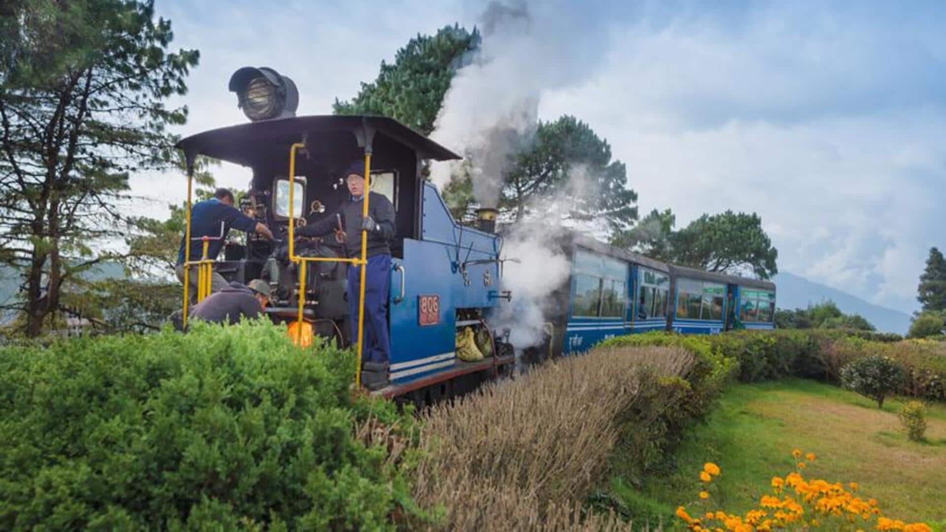 दार्जिलिंग टॉय ट्रेन का सफर बन सकता है यादगार, जानिए यात्रा से जुड़ी महत्वपूर्ण बातें