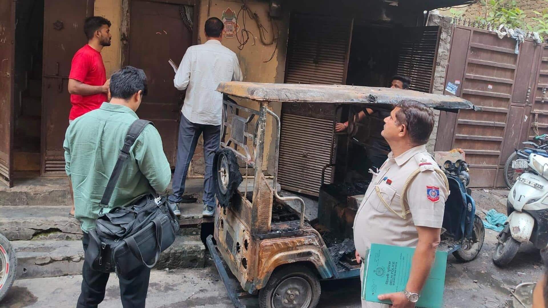 दिल्ली के एक घर में ई-रिक्शा की बैटरी फटने से लगी आग, 2 लोगों की मौत