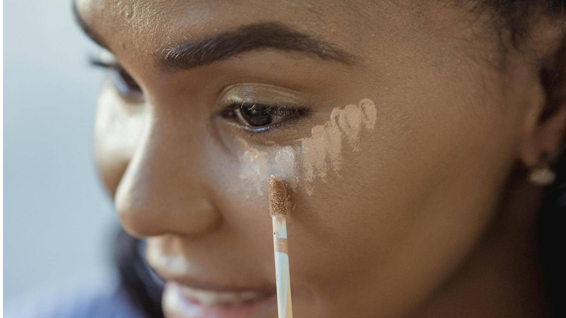 कंसीलर को लंबे समय तक चेहरे पर बरकरार रखने के लिए अपनाएं ये 5 तरीके