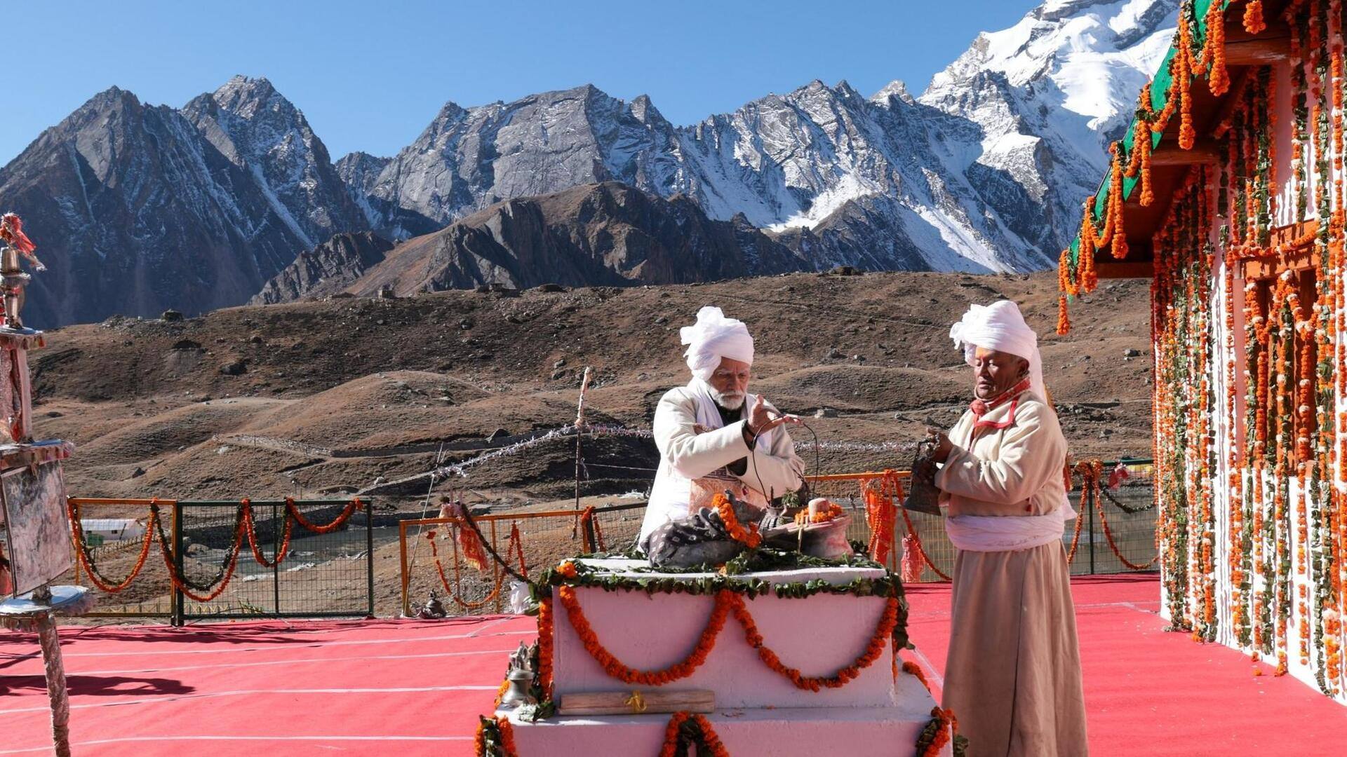 उत्तराखंड के पिथौरागढ़ पहुंचे प्रधानमंत्री मोदी, पार्वती कुंड में पूजा कर डमरू बजाया