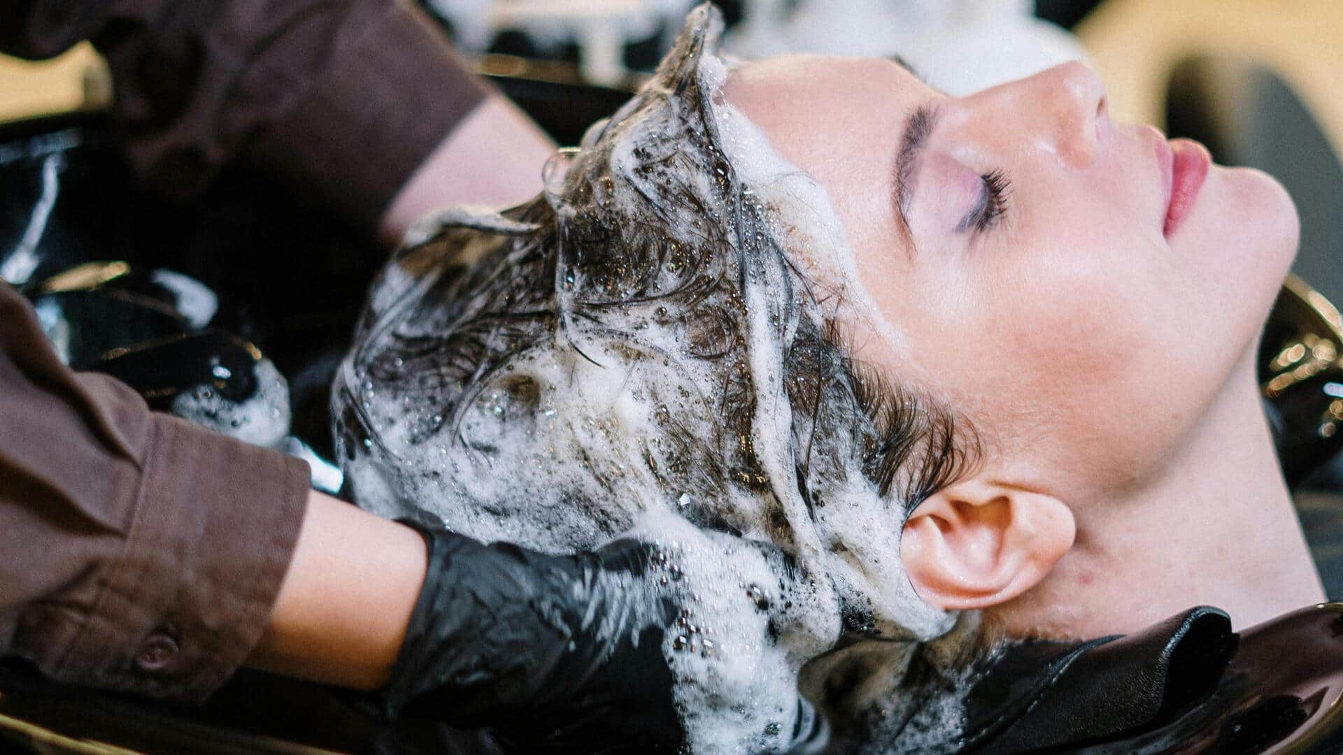 सर्दियों में कितनी बार धोने चाहिए बाल? जानें सही तरीका