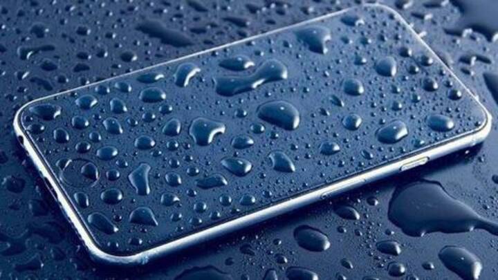 बारिश में भीग जाए स्मार्टफोन तो घर पर कैसे करें ठीक, विस्तार से जानें