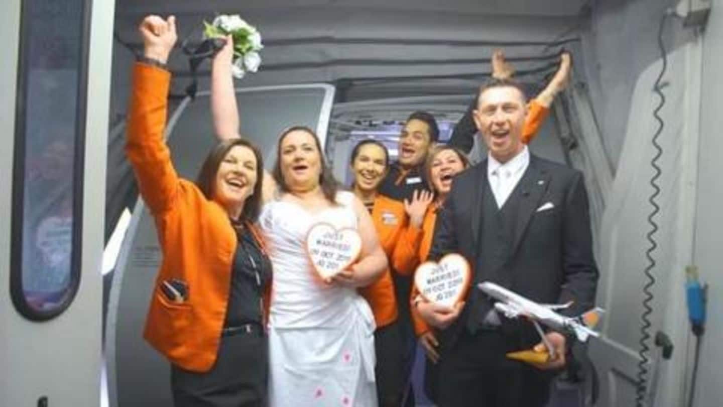 इस कपल ने उड़ते हुए विमान में की शादी, एयरलाइन ने मुफ़्त में किए सारे इंतज़ाम