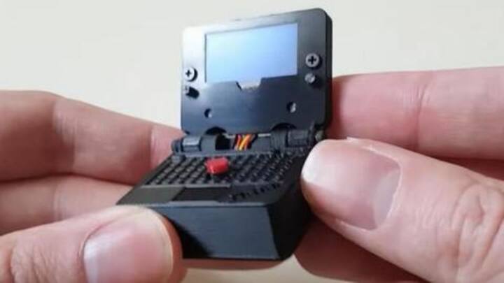 सात दिन में बनाया एक इंच का दुनिया का सबसे छोटा लैपटॉप, खेल सकते हैं गेम