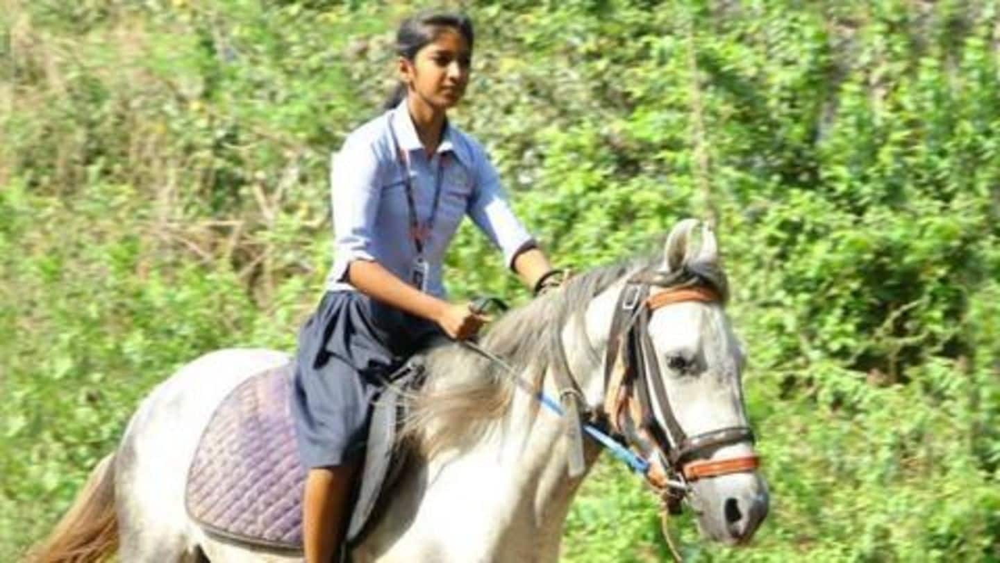 केरल की यह लड़की घोड़े पर सवार होकर जाती है स्कूल, जानिए वजह