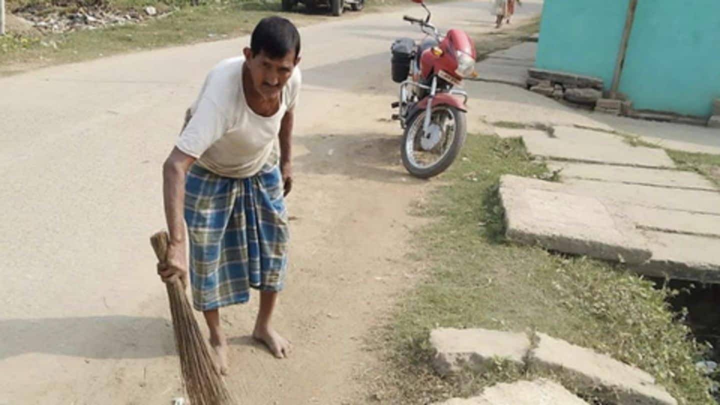 यह बुज़ुर्ग 51 सालों से कर रहा है गाँव की सफाई, छोड़ चुकी हैं दो पत्नियाँ