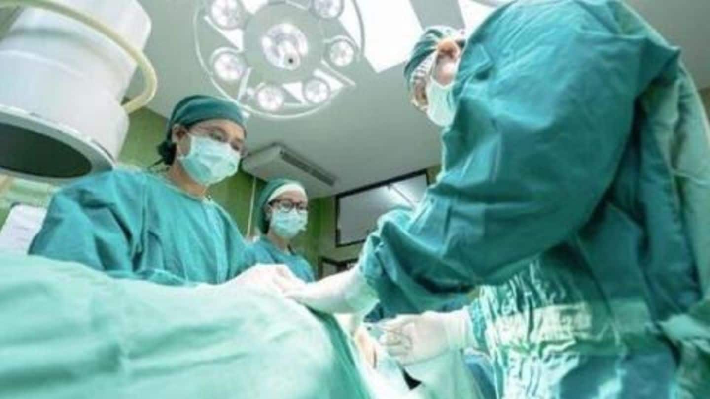 दिल्ली के डॉक्टरों ने 56 वर्षीय मरीज़ के शरीर से निकाली भारत की सबसे बड़ी किडनी