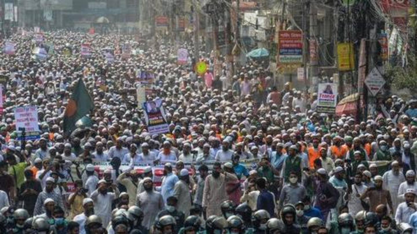 कार्टून को लेकर मैक्रों के बयान के बाद बढ़ा गुस्सा कार्टून को लेकर मैक्रों के बयान के बाद बढ़ा गुस्सा