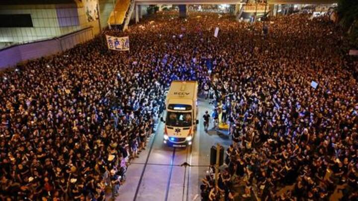 हांगकांगः विरोध प्रदर्शन कर रहे लाखों लोगों ने दिया एंबुलेंस को रास्ता, वीडियो वायरल