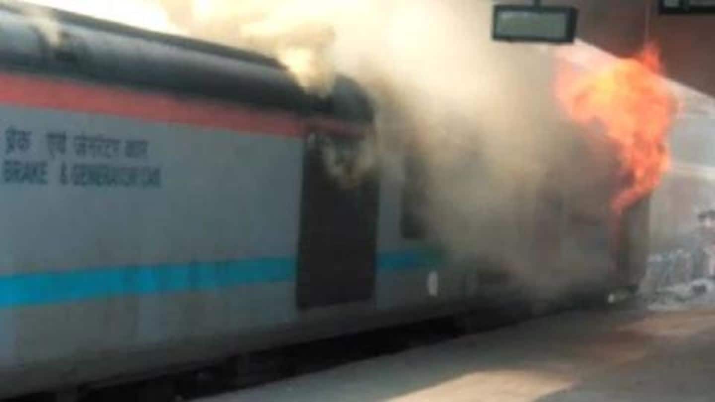 नई दिल्ली रेलवे स्टेशन से निकल रही ट्रेन में लगी आग, यात्रियों को सुरक्षित निकाला गया
