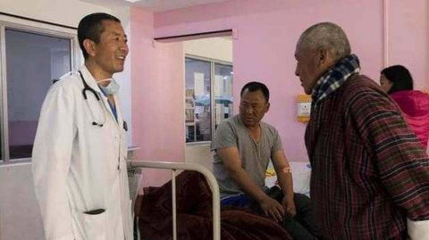 भूटान के प्रधानमंत्री हर शनिवार को बन जाते हैं डॉक्टर, मरीजों का करते हैं ऑपरेशन
