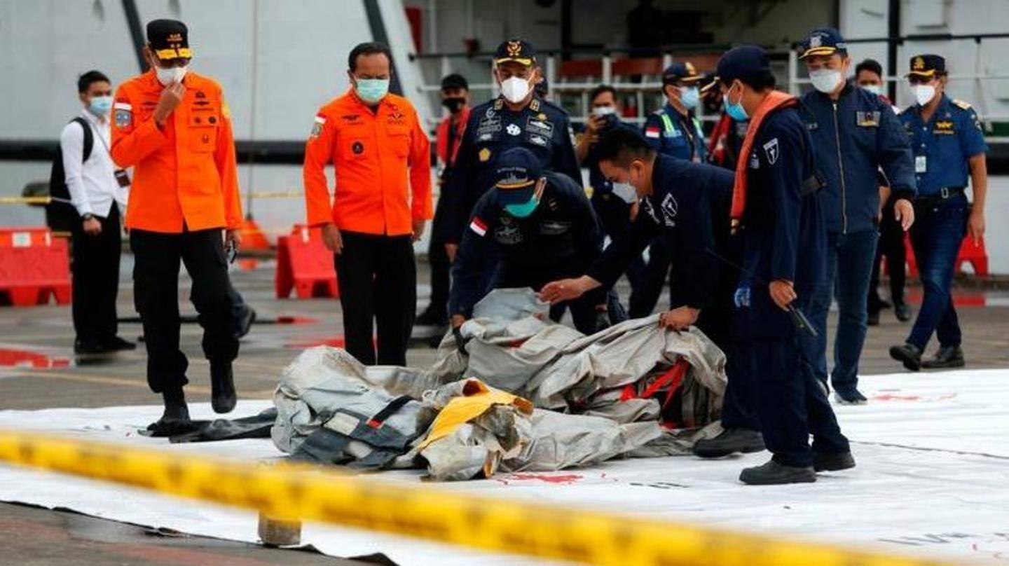 इंडोनेशिया विमान हादसा: बचाव दल को मिले इंसानी शरीर के टुकड़े, तलाशी अभियान जारी