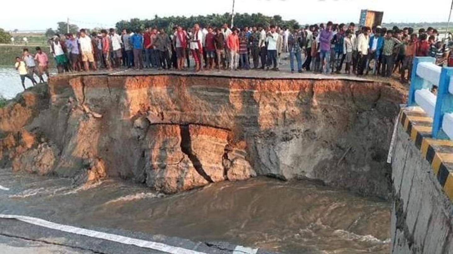 लगभग 30 फीट तक धंसी सड़क लगभग 30 फीट तक धंसी सड़क